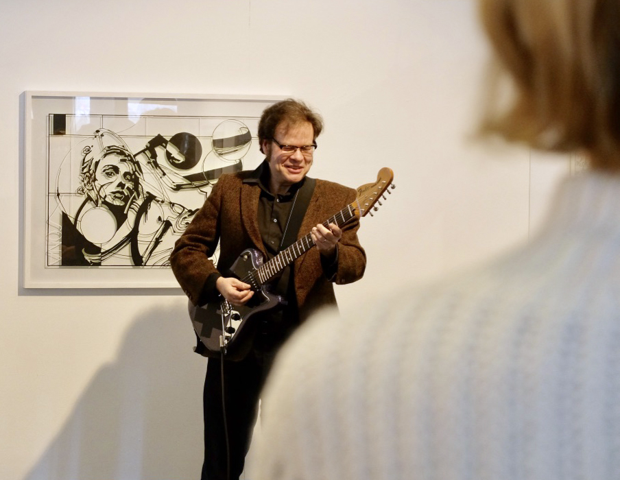 Jörg Mandernach mit E-Gitarre, Foto: Anne Boesenberg